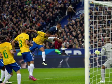 Duel panas terjadi di laga persahabatan antara Prancis dengan Brasil di Stade de France, Prancis, Jumat (27/3/2015 ). Brazil menang 3-1 atas Prancis. (AFP PHOTO/Miguel Medina)