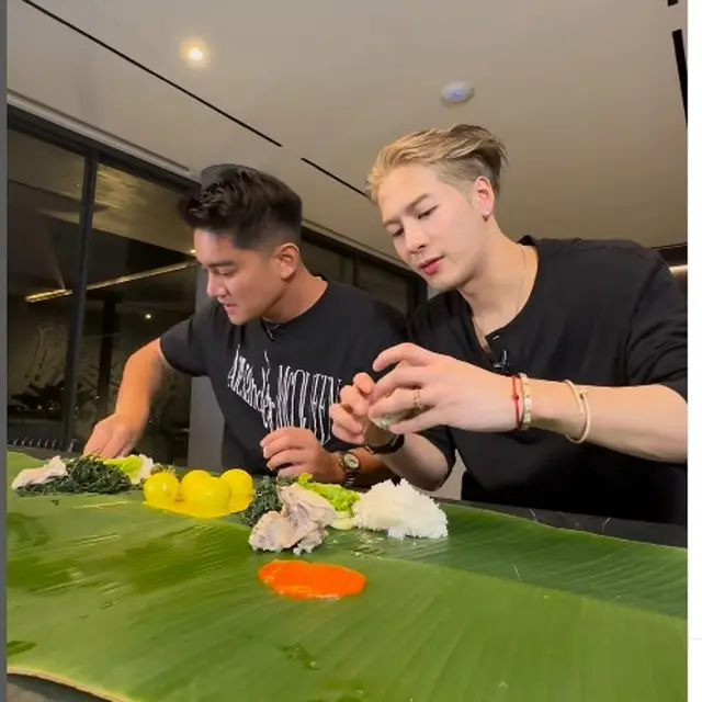 Makan Nasi Padang Bareng Boy William, Jackson Wang Ketagihan Ayam Pop dan Daun Singkong