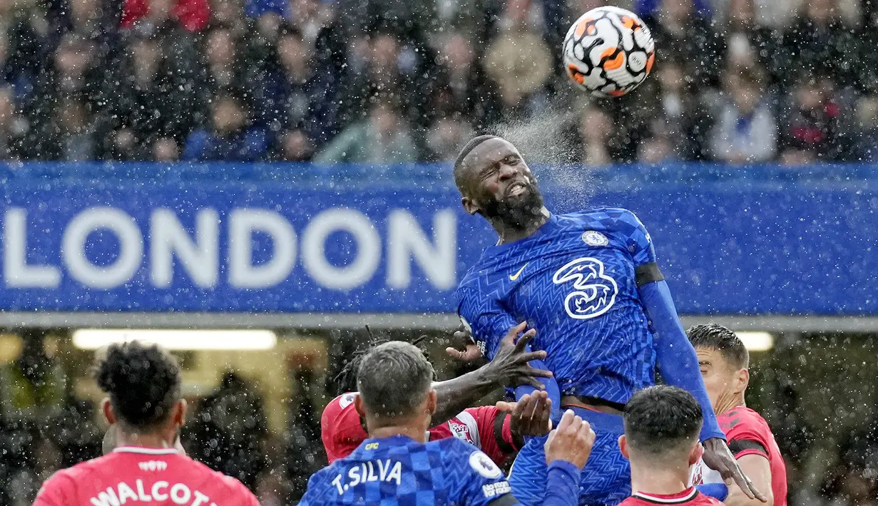 Antonio Rudiger - Bek tangguh Chelsea ini terpaksa absen latihan karena menderita cedera punggung jelang Timnas Jerman menghadapi Makedonia Utara. Cedera ini membuat The Blues harus menanggung kerugian lantaran kehilangan sosok Benteng kokohnya. (AP/Kirsty Wigglesworth)