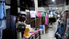 Seorang pedagang menunggu pembeli di kios sementara Blok V Pasar Senen, Jakarta, Selasa (24/6/14). (Liputan6.com/Faizal Fanani)