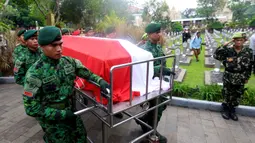 Personel Tentara Nasional Indonesia (TNI) saat iring-iringan jenazah Jenderal TNI (Purn) Ryamizard Ryacudu jelang pemakaman di Taman Makam Pahlawan Nasional, Kalibata, Jakarta, Senin (1/6/2026). (Kapanlagi.com/Budy Santoso)