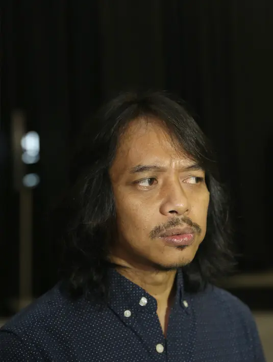 Suami Putu Borawati itu juga pingin lihat penampilan temannya di grup Gigi, Arman Maulana  yang menjadi salah satu pengisi acara. (Andy Masela/Bintang.com)