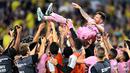 Pemain Inter Miami, Lionel Messi melakukan selebrasi bersama rekan-rekannya setelah memenangkan laga final Piala Liga melawan Nashville SC di Geodis Park, Nashville, Tennessee, 19 Augustus 2023. (AFP/Chandan Khanna)
