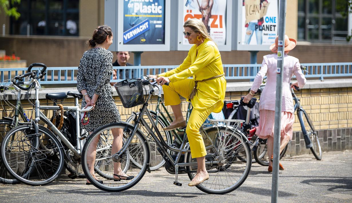FOTO Penampilan Ratu Maxima dari Belanda  Naik Sepeda  Saat 