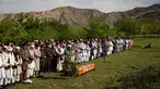 Teman dan kerabat mensalatkan jenazah kepala fotografer Agence France Presse (AFP) Afghanistan Shah Marai Faizi di Gul Dara, Kabul (30/4). (Andrew Quilty / POOL / AFP)