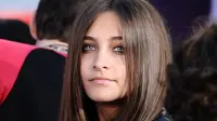 Anak Michael Jackson Bermesraan dengan Pacar di Depan Umum