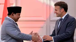 Presiden Prancis Emmanuel Macron (kanan) dan Presiden Republik Indonesia Prabowo Subianto berjabat tangan setelah pernyataan pers bersama di Istana Kepresidenan Elysee, Paris, Kamis 28 Mei 2026. (Ludovic Marin/Pool Photo via AP)