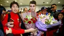 Gelandang asal Brasil, Oscar tiba di Bandara Internasional Shanghai Pudong di Shanghai, Senin (2/1). Oscar akhirnya setuju untuk bergabung bersama klub China Shanghai SIPG dengan tawaran gaji sekitar Rp 6,6 miliar per pekan. (REUTERS/Aly Song)