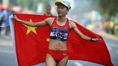 Pelari China Yang Jiayu peraih medali emas setelah menyelesaikan nomor Jalan Cepat 20 km Putri Asian Games 2018 di Stadion Utama Gelora Bung Karno, Senin (27/8). Jiayu Yang meraih posisi pertama dengan catatan waktu 1.29.15. (ANTARA FOTO/INASGOC/Dwi Oblo)
