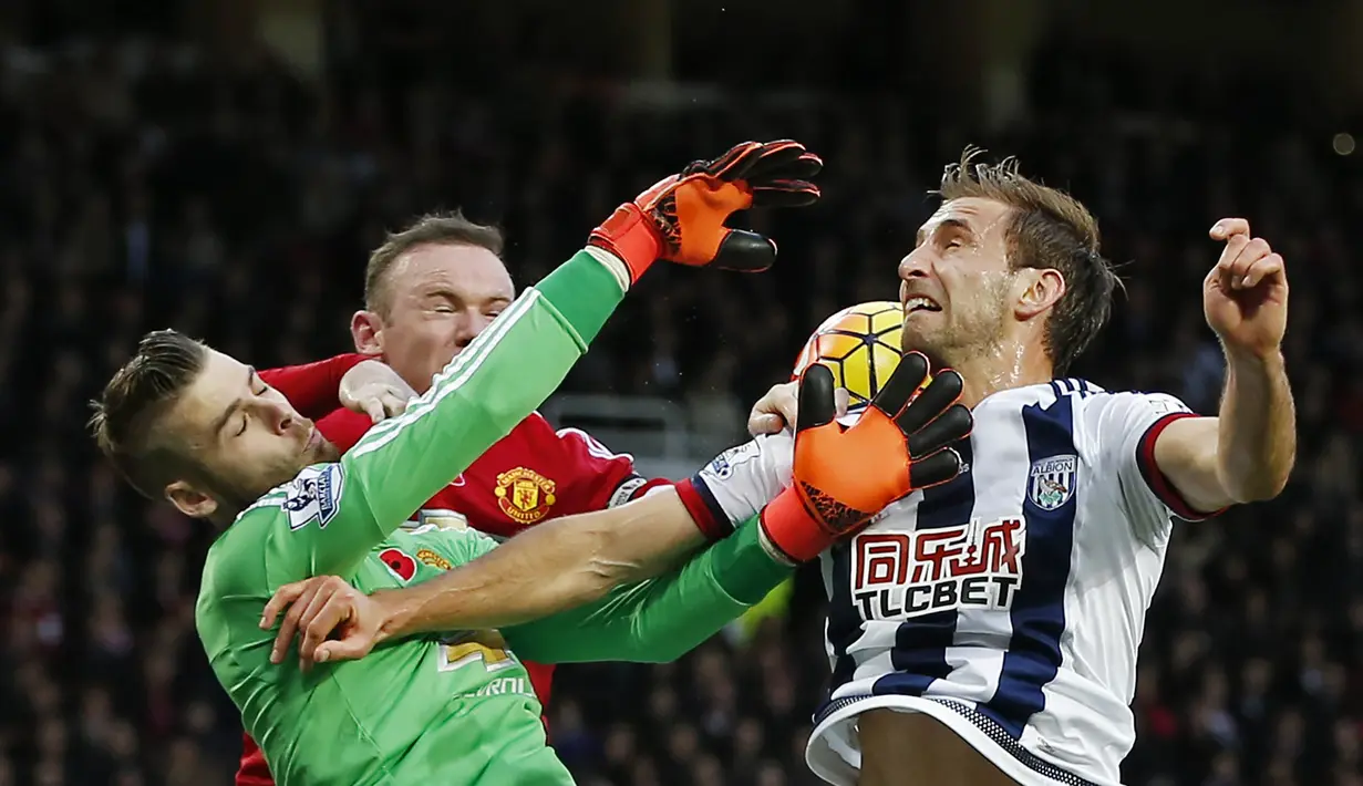 Kiper MU, David De Gea duel udara dengan pemain WBA, Craig Dawson pada laga Liga Premier Inggris di Stadion Old Trafford, Inggris, Sabtu (7/11/2015). (Reuters/Andrew Yates)