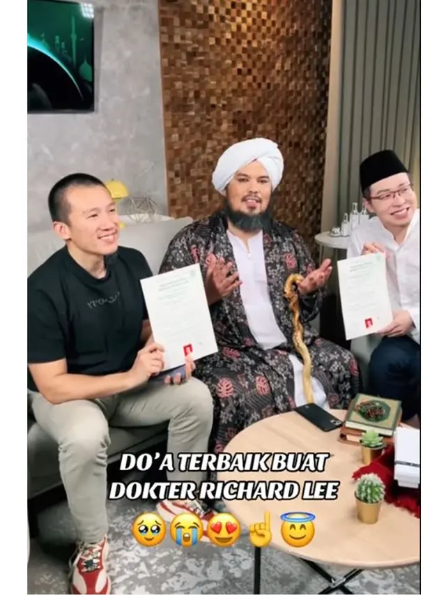 6 Potret Detik-detik Richard Lee Mualaf, Disaksikan Ustaz Derry dan Felix Siauw