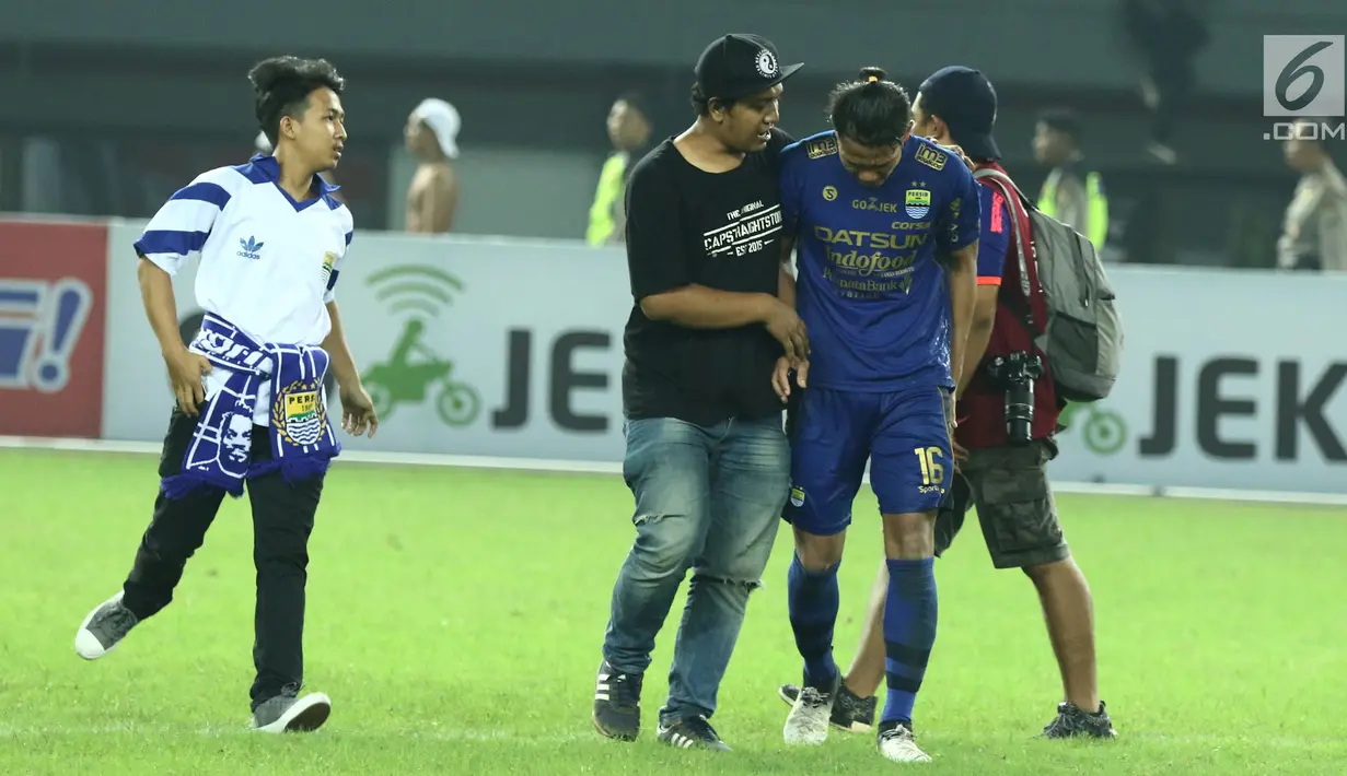 Pemain Persib, Achmad Jufriyanto dipeluk suporter usai dikalahkan Bhayangkara FC dilanjutan Liga 1 Indonesia di Stadion Patriot Candrabhaga, Bekasi, Minggu (4/6). Bhayangkara FC menang 2-0. (Liputan6.com/Helmi Fithriansyah)