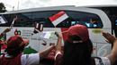 Para pelajar melambaikan bendera negara menyambut kedatangan Para kepala Negara dan delegasi dari Asia dan Afrika mengikuti 'Historical Walk' dalam rangkaian Peringatan KAA ke-60, di Bandung, Jumat (24/4/2015). (Liputan6.com/Faizal Fanani)