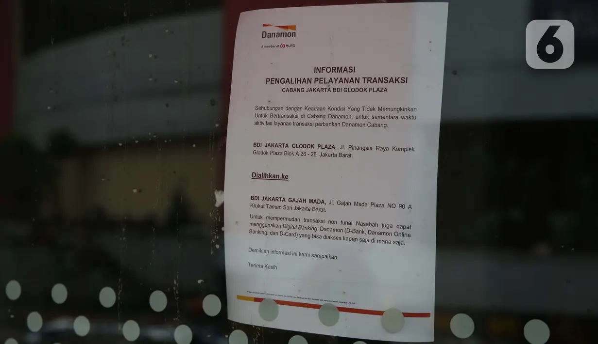 Lembaran pemberitahuan terkait pengalihan pelayanan terpasang di salah satu kantor perwakilan bank. (Liputan6.com/Angga Yuniar)
