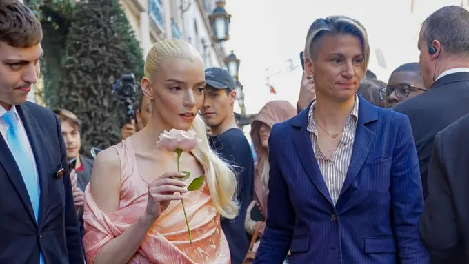 Bukan Tas Dior, Anya Taylor Joy Justru Menjinjing Bunga Mawar Saat Hadiri Paris Fashion Week