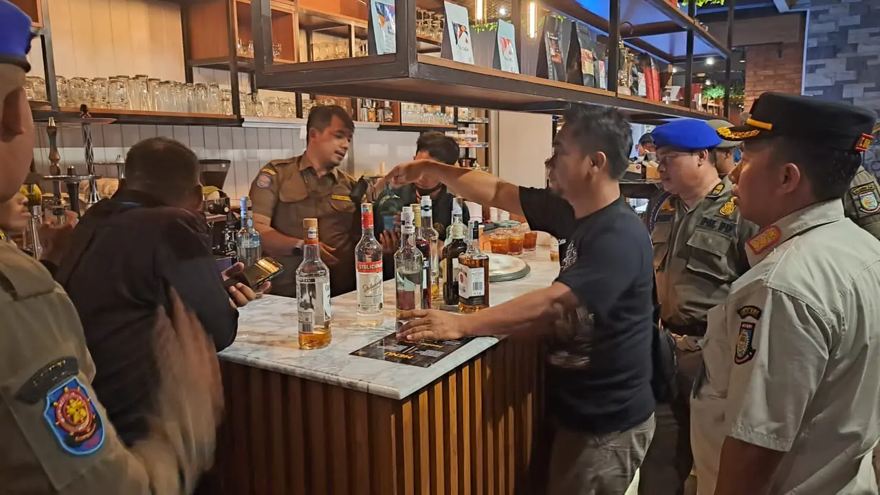 Satpol PP Kota Tangerang Selatan (Tangsel) menggelar razia minuman keras di sejumlah kafe, warung jamu dan toko kelontong pada Sabtu (11/2/2023) malam hingga Minggu (12/2/2023) dini hari.
