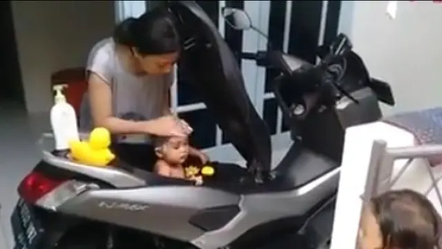 Emak-emak mandiin anaknya di bagasi Yamaha NMax.