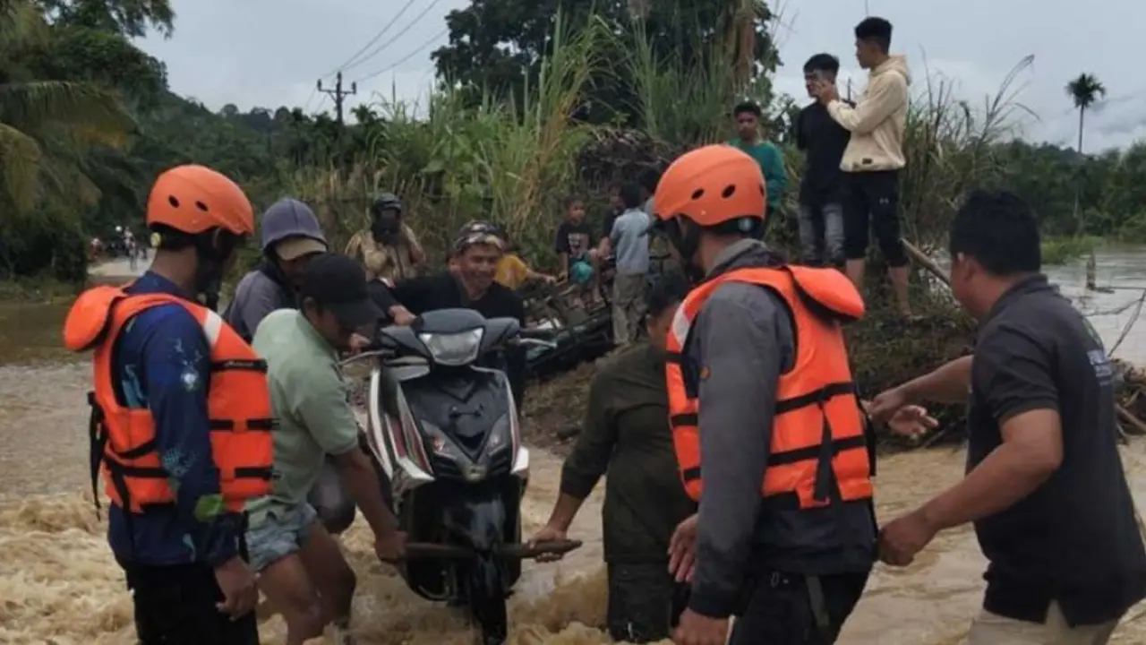 Pemerintah Kabupaten (Pemkab) Aceh Selatan membangun jembatan darurat untuk membuka akses korban banjir yang terisolir di Kemukiman Buloh Seuma, Kecamatan Trumon.