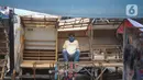 Seorang pria mengenakan masker duduk di Pasar Baru, Jakarta Pusat, Senin (4/5/2020). Adanya program PSBB menyebabkan hampir seluruh pertokoan di salah satu pusat tekstil Ibukota tersebut berhenti beroperasi dan lebih sepi dibanding hari biasa. (Liputan6.com/Immanuel Antonius)