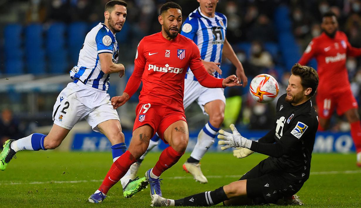 Kiper Real Sociedad, Alex Remiro berusaha menangkap bola dari ancaman striker Atletico Madrid, Matheus Cunha (tengah) pada laga leg pertama babak 16 besar Copa del Rey 2021/2022 di Anoeta Stadium, San Sebastian (19/1/2022). Alex Remiro yang telah membela Real Sociedad sejak awal musim 2019/2020 ini kini memiliki nilai pasar 25 juta euro atau setara Rp408 miliar. (AFP/Ander Gillenea)