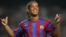 Ronaldinho - Bergabung dengan Barcelona pada 2003-2008, Ronaldinho dikenal sebagai pemain yang memiliki skill menawan dan piawai dalam mencetak gol serta memberikan umpan. Ronaldinho mampu mengemas 94 gol dari 207 penampilan di Barcelona. (AFP/Lluis Gene)