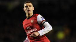 Thomas Vermaelen berseragam Arsenal sejak 2009 dan pernah dipercaya mengenakan ban kapten selama dua tahun. Bek tengah asal Belgia tersebut akhirnya memutuskan untuk hengkang dari Emirates menuju Barcelona pada 2014. Namun, kariernya malah meredup akibat sering diterpa cedera. (AFP/Paul Ellis)