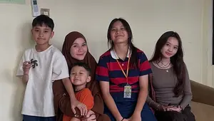 Anak Zaskia Adya Mecca Sekolah dari Rumah Imbas Abu Vulkanik Anak Krakatau