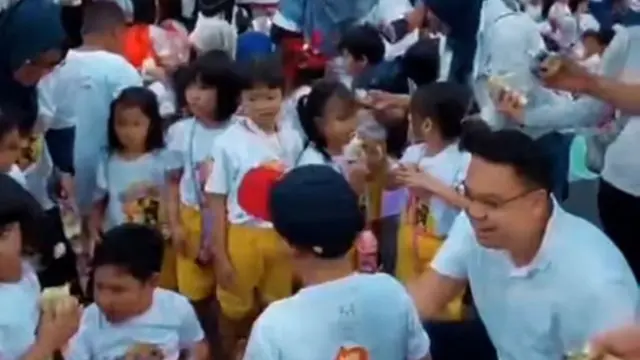Wakil Menteri Komunikasi dan Digital Angga Raka Prabowo berinteraksi dengan anak-anak yang berada di tempat acara Peringatan Hari Anak Nasional (HAN) di lokasi Car Free Day (CFD), Jakarta, Minggu (20/07/2025).
