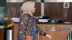 Komisioner KPU Evi Novida Ginting Manik tiba di Gedung KPK, Jakarta, Rabu (26/2/2020). Evi diperiksa sebagai saksi untuk tersangka staf Sekjen PDIP Hasto Kristiyanto, Saeful Bahri, terkait kasus dugaan penerimaan hadiah atau janji penetapan anggota DPR Terpilih 2019-2024. (merdeka.com/Dwi Narwoko)