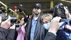 Mantan Bek Spanyol dan Barcelona, Gerard Pique (tengah) meninggalkan pengadilan di Barcelona pada 1 Desember 2022. Pigue menghadiri ratifikasi tuntutan perpisahan dengan mantan istrinya penyanyi Kolombia Shakira dan kesepakatan tentang hak asuh anak-anak mereka. (AFP/Josep Lago)