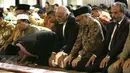 Presiden Afganistan Mohammad Ashraf Ghani (ketiga kanan) saat Salat Magrib di Masjid Istiqlal, Jakarta, Kamis (6/4). Presiden Afganistan tersebut berencana menemui sejumlah tokoh Islam di Indonesia. (Liputan6.com/Angga Yuniar)