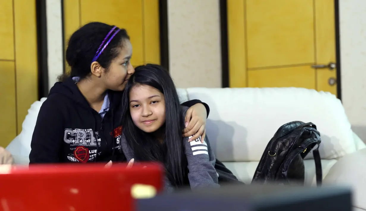 Kerinduan semakin menjalar di hati Yana Zein dan kedua buah hatinya, Aurelia Callista dan Alika Pandora. Bertemu dengan sang ibu melalui sambungan video call, ternyata dua gadis cantik ini punya pesan unik untuk ibunya. (Nurwahyunan/Bintang.com)