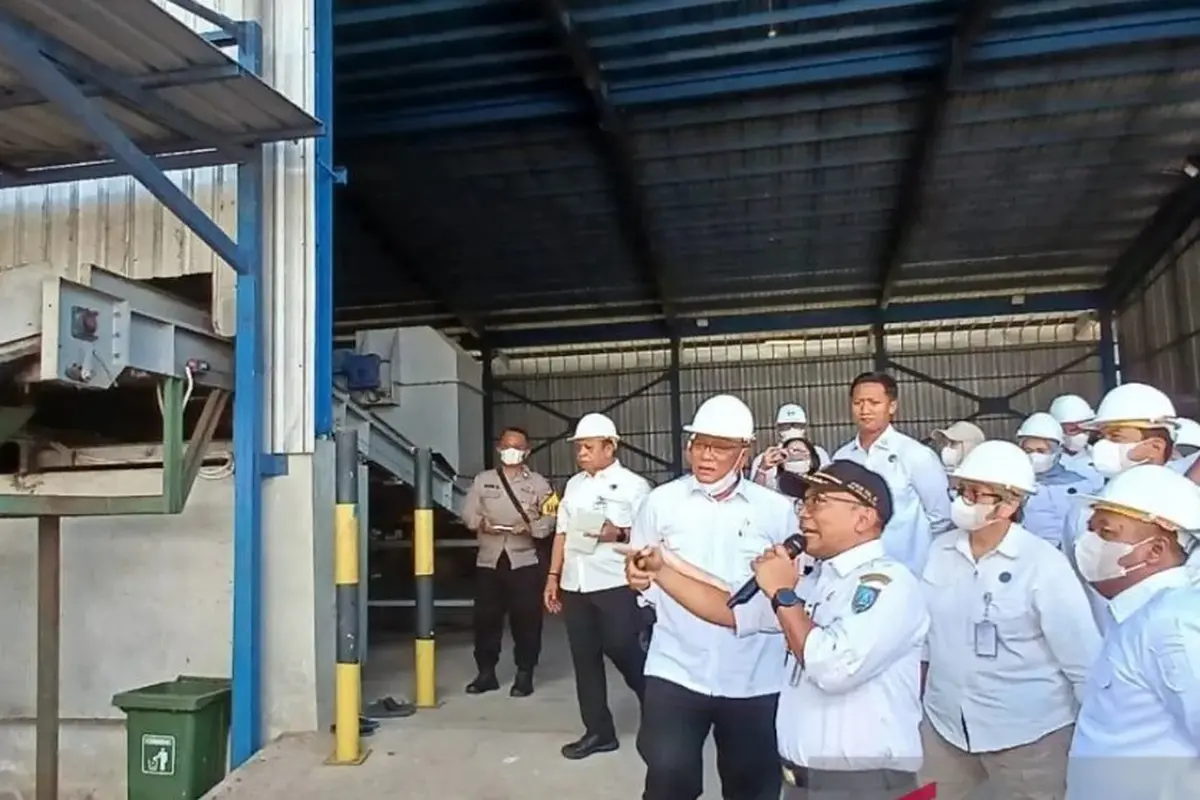 Menteri Lingkungan Hidup  Moh Jumhur Hidayat saat meninjau pengolahan sampah di TPA Sampah Banjardowo, Kabupaten Jombang, Jawa Timur, Rabu 15 Juli 2026.