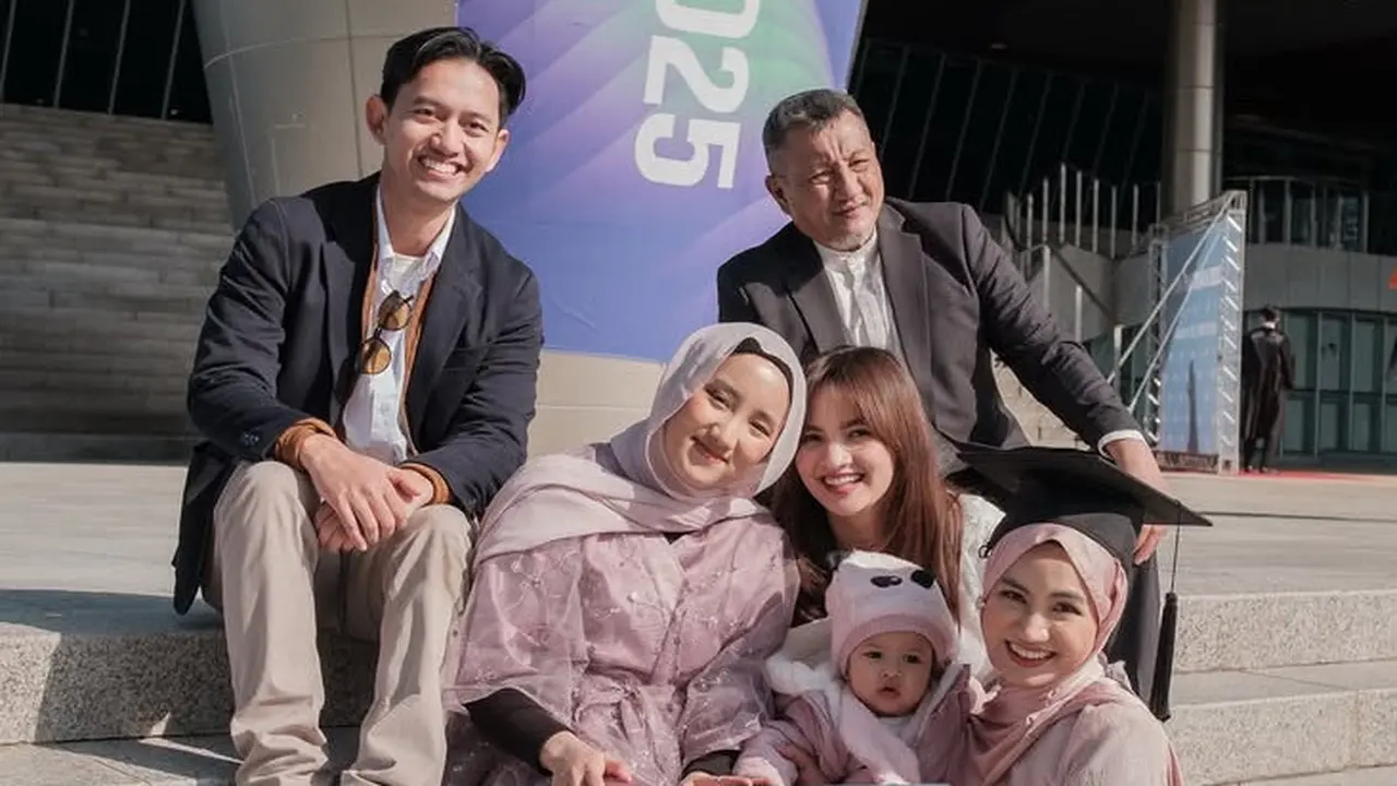 Nugget Sister Berkebaya di Korea Selatan saat Wisuda Xaviera Putri