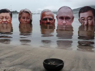 Dari kiri ke kanan, potret raksasa Presiden AS Joe Biden, Presiden Tiongkok Xi Jinping, Presiden Komisi Eropa Ursula von der Leyen, Perdana Menteri India Narendra Modi, Presiden Rusia Vladimir Putin, dan Perdana Menteri Jepang Shigeru Ishiba ditenggelamkan menjelang pelaksanaan Konferensi Tingkat Tinggi (KTT) G20 di Rio de Janeiro, Brasil, pada 16 November 2024. (Pablo PORCIUNCULA/AFP)