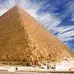 Piramida yang tertua dan terbesar dari tiga piramida yang ada di Nekropolis Giza. Bangunan ini masuk dalam daftar tujuh keajaiban dunia kuno