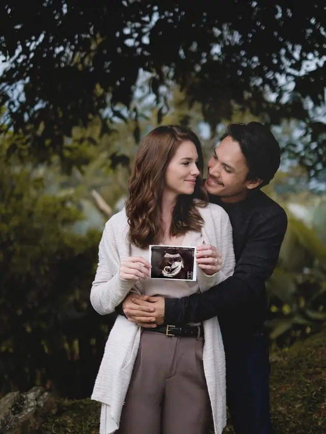 Umumkan Kehamilan Anak Pertama, Ini 7 Momen Manis Randy Pangalila dan Istri