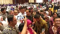 Capres nomor urut 01 Jokowi usai Jokowi dalam Dialog Silahturahmi Paslon Presiden dan Calon Presiden Bersama Komunitas Kesehatan di Jakarta.