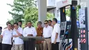 Menteri ESDM, Ignasius Jonan (kedua kanan) usai meresmikan SPBU Vivo di kawasan Cilangkap, Jakarta, Kamis (26/10). SPBU tersebut akan menyalurkan BBM bensin Research Octane Number (RON) 89, 90, dan 92 dengan merk Revvo. (Liputan6.com/Helmi Fithriansyah)