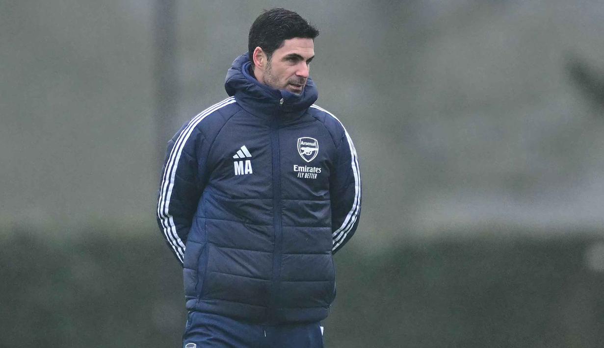 Tim asuhan Mikel Arteta ini unggul tiga poin dari pesaing terdekatnya, Bayern Munchen, dan hanya membutuhkan satu poin untuk memastikan status juara grup. Tampak dalam foto, pelatih Arsenal asal Spanyol, Mikel Arteta saat memimpin sesi latihan tim di pusat pelatihan Arsenal di London Colney, utara London, pada Selasa 27 Januari 2026. (Ben STANSALL/AFP)