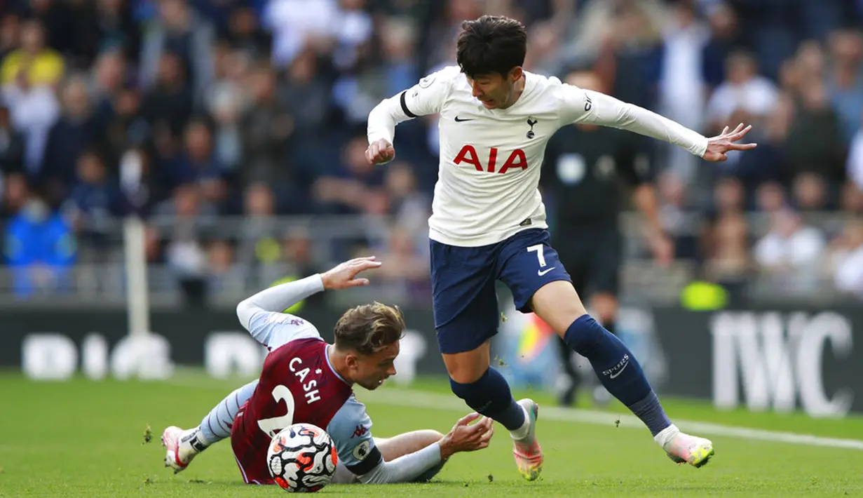 Pemain Tottenham Hotspur Son Heung-min ditekel oleh pemain Aston Villa Matty Cash pada pertandingan sepak bola Liga Inggris di Stadion Tottenham Hotspur, London, Inggris, Minggu (3/10/2021). Tottenham Hotspur menang 2-1. (AP Photo/Ian Walton)