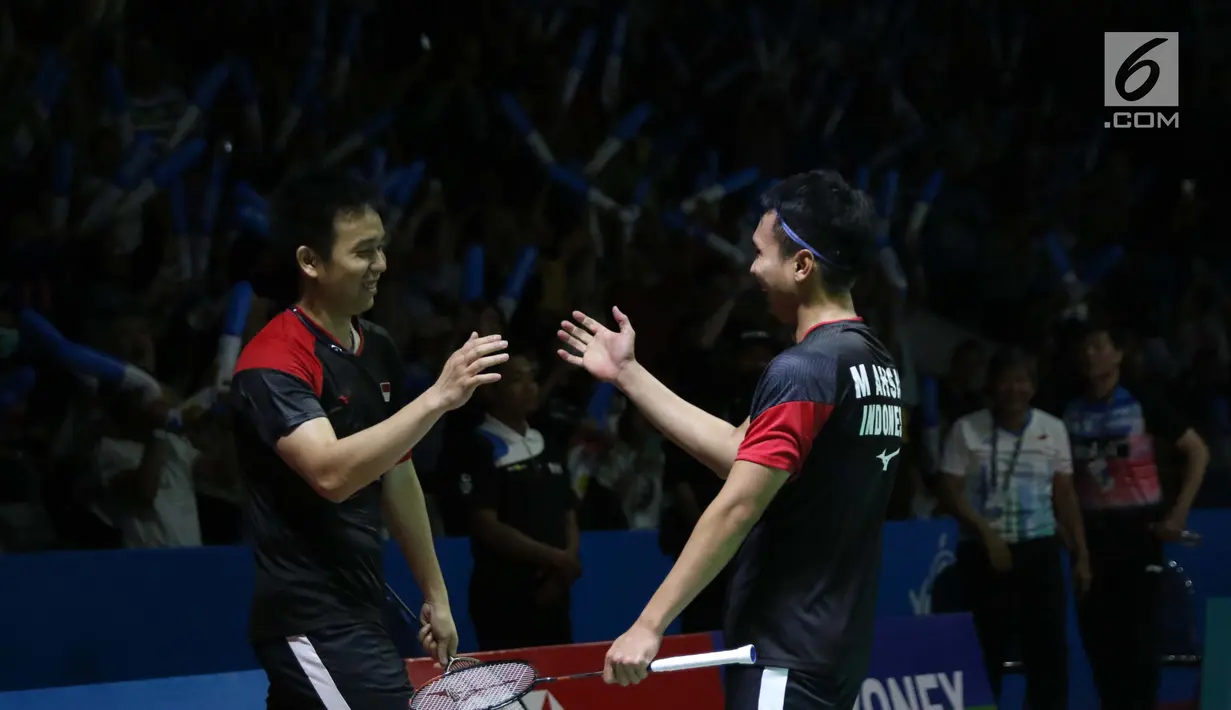 Pebulu tangkis ganda putra Indonesia, M Ahsan/Hendra Setiawan usai melawan Hiroyuki Endo/Yuta Watanabe (Jepang) di di Babak 8 besar Indonesia Open 2019 di Istora Senayan, Jakarta, Jumat (19/7/2019). Hendra/Ahsan unggul 21-15, 9-21, 22-20. (Liputan6.com/Helmi Fitrhiansyah)