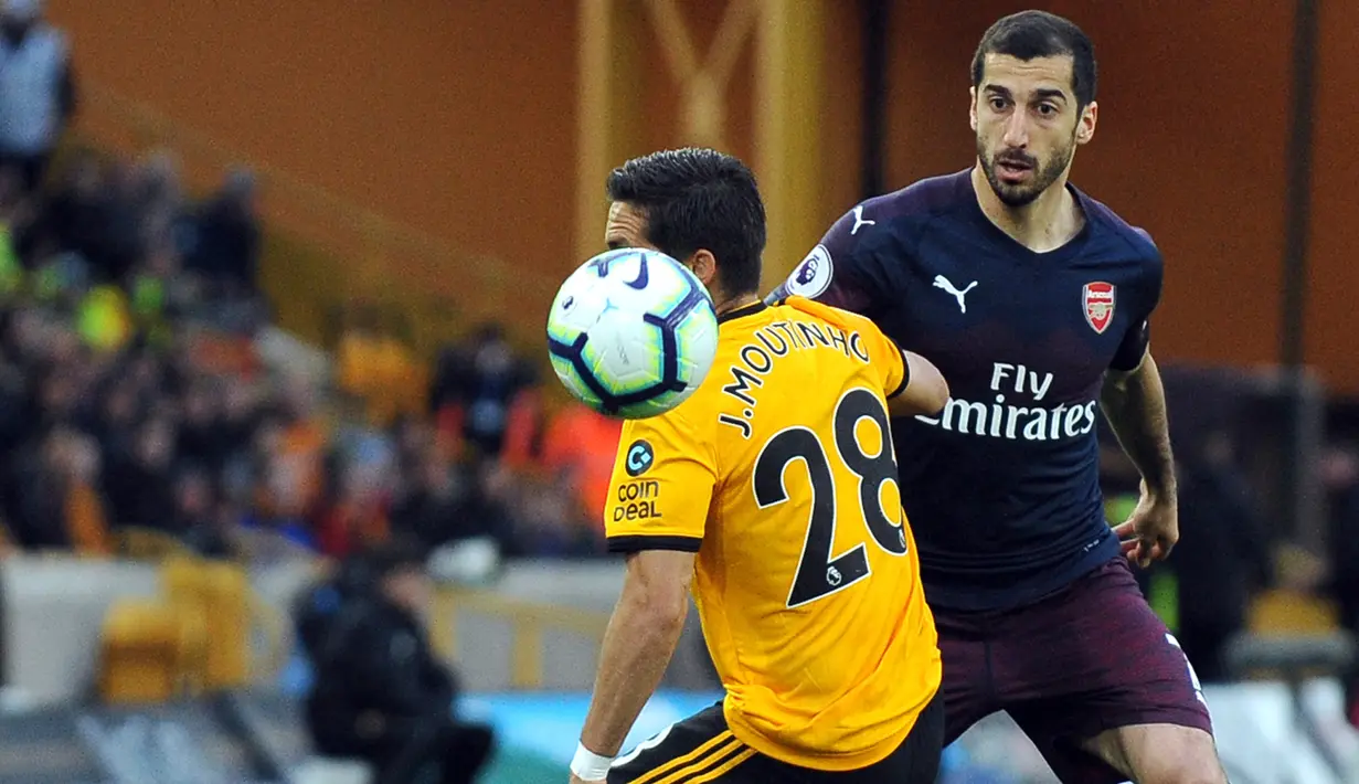 Gelandang Arsenal, Henrikh Mkhitaryan, berebut bola dengan pemain Wolverhampton Wanderers, Joao Moutinho pada laga lanjutan Liga Inggris 2018-2019 di Stadion Molineux, Rabu (24/4). Arsenal harus tumbang dengan skor 1-3 kala bertandang ke markas Wolverhampton Wanderers. (AP Photo/Rui Vieira)