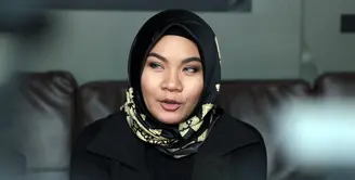 Bukan hal mudah bagi setiap pasangan untuk mengakhiri rumah tangganya. Seperti yang dirasakan Georgia, yang mengajukan gugatan cerai pada Aldi Taher. Dengan derai air mata, Georgia pun buka suara. (Deki Prayoga/Bintang.com)