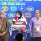 Rofik Wahyu Hidayat menerima hadiah bersama mahasiswa berprestasi lainnya. Foto: liputan6.com/edhie prayitno ige&nbsp;