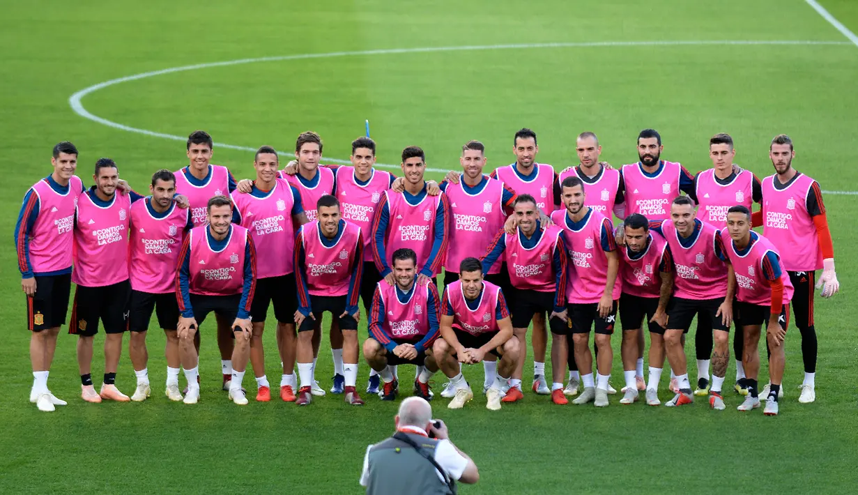 Pemain Spanyol foto bersama saat latihan jelang melawan Inggris di laga lanjutan Liga A Grup 4 UEFA Nations League 2018 di stadion Benito Villamarin, Sevilla (14/10). Kemenangan akan meloloskan Spanyol ke putaran final. (AFP Photo/Cristina Quicler)