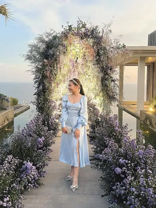 <p>Mengenakan slit dress baby blue, Prilly Latuconsina memadukannya dengan heels silver memiliki buckle pita. @prillylatuconsina96</p>