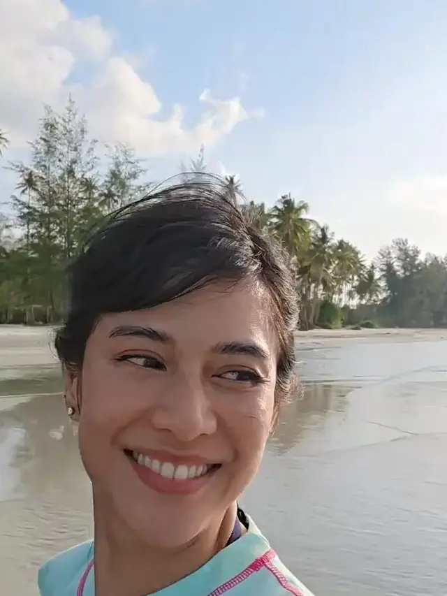 Dian Sastrowardoyo liburan di pantai (Instagram/therealdisastr)