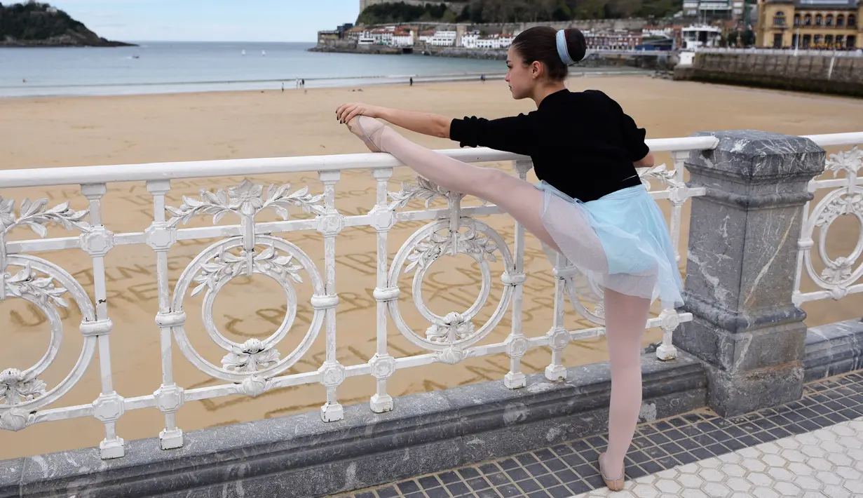 Seorang penari melakukan pemanasan sebelum mengikuti pameran tarian klasik dalam perayaan Month of The Dance di Basque, Spanyol (26/3). (AFP/Ander Gillenea)