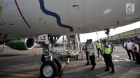 Menteri Perhubungan (Menhub) Budi Karya Sumadi mengecek kondisi pesawat saat meninjau pelayanan arus mudik di Bandara Halim Perdanakusuma, Jakarta, Senin (11/6). (Merdeka.com/Iqbal Nugroho)